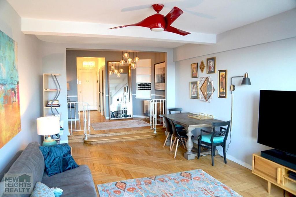 2 Bed 1 Bath Property, New York • 950 Sq Ft
