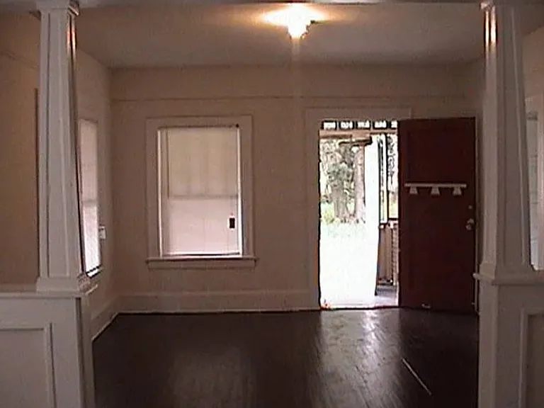 2938 Thomas St — Photo 2