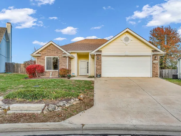 904 Colonial Dr, Lawrence, KS 66049