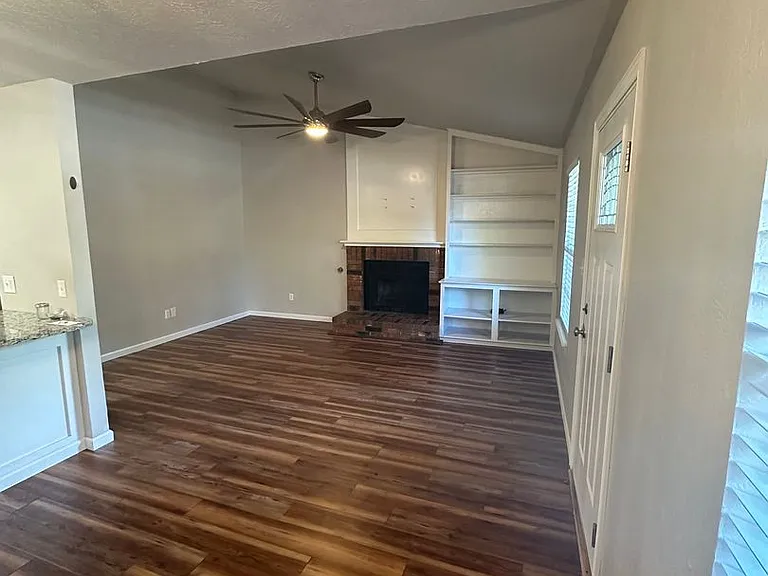 725 Peregrine Dr — Photo 2