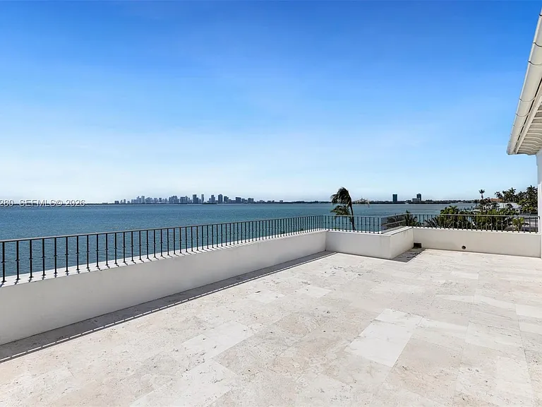 1460 S Treasure Dr — Photo 40