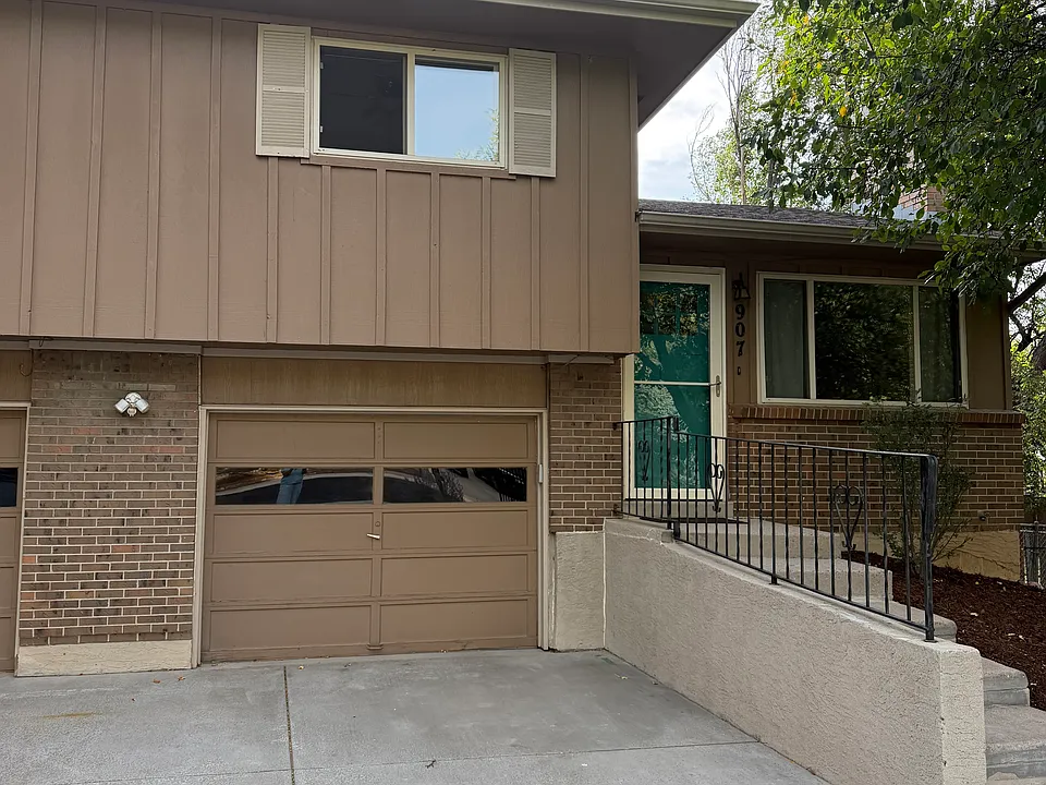 907 Pioneer Ln