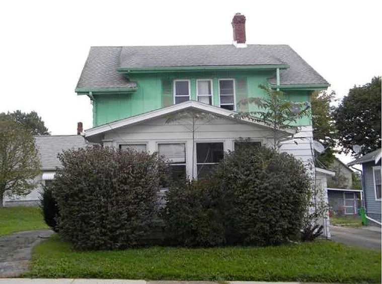 121 Glenn St photo 1