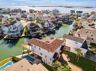 107 Bamaku Bnd, Tiki Island, TX 77554