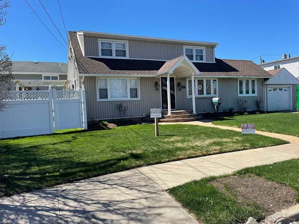 2 Briggs St, Hicksville, NY 11801