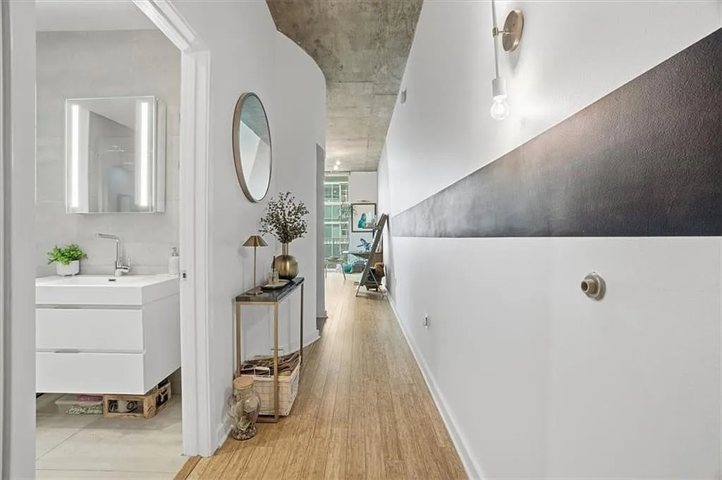1 bed, 768 sqft, $2,200 — Photo 3