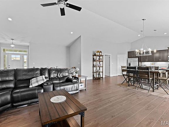 5th image of 1427 Riverdale Manor Dr