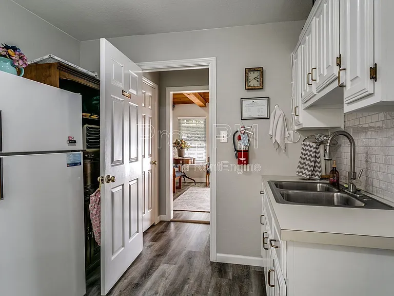 725 W Purnell St #A — Photo 9