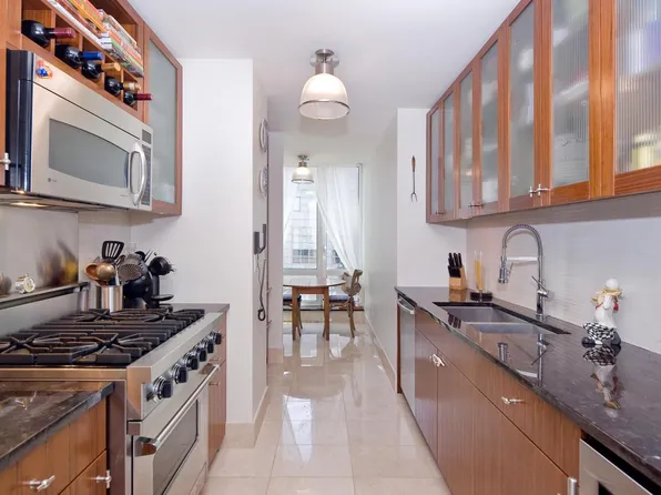 250 East 53rd Street image 2 of 11