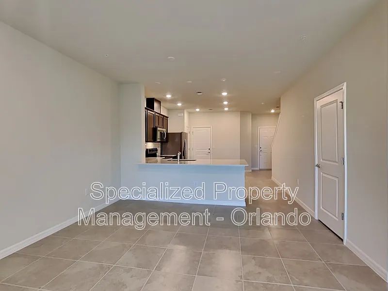 3 bed, 2.5 bath, 1699 sqft, $2,275 — Photo 4