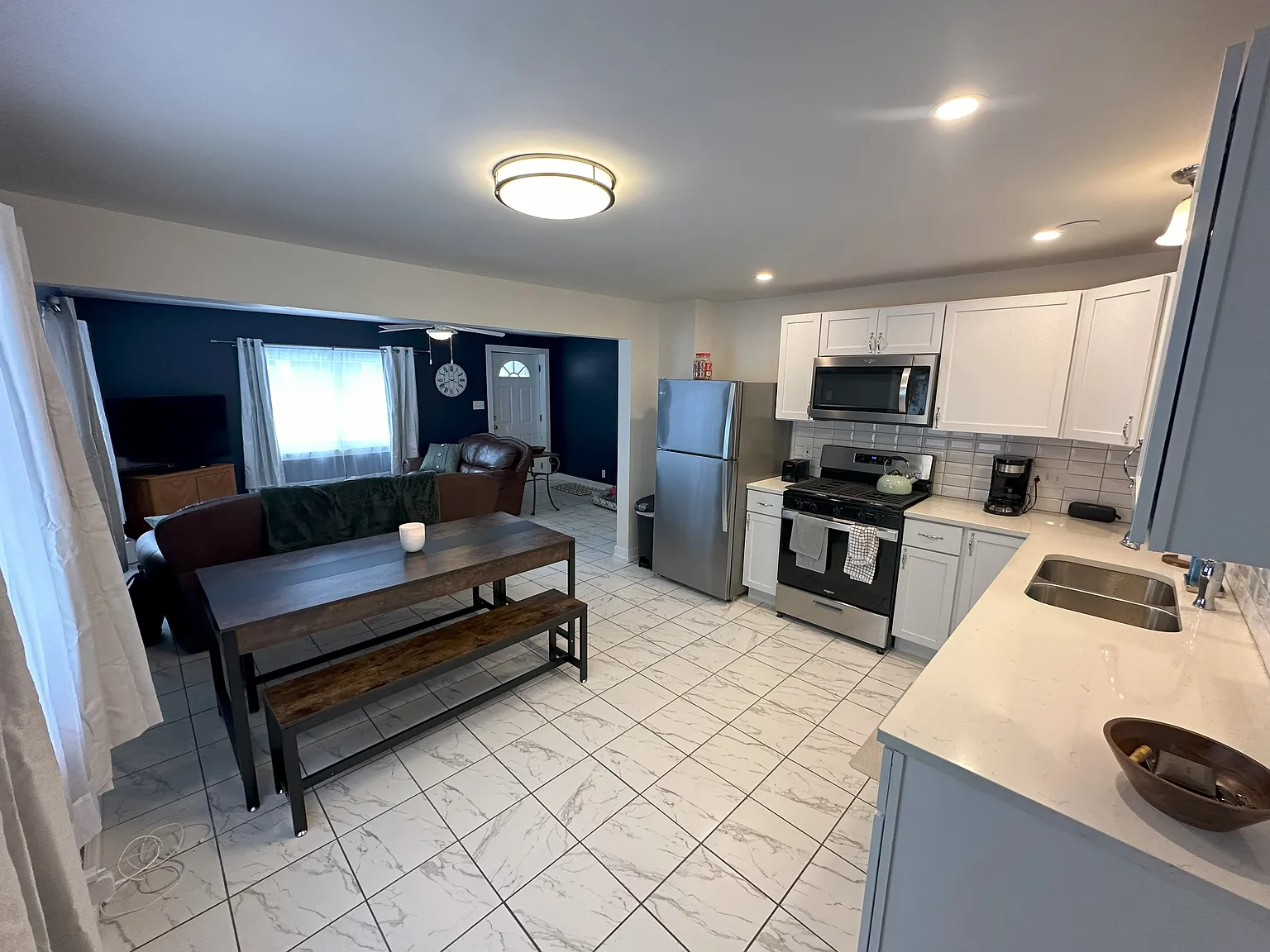 3 bed, 852 sqft, $2,000 — Photo 1