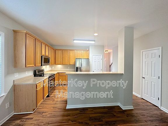 4th image of 631 Elm Ave