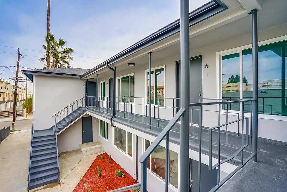11853 Manor Dr — Photo 2