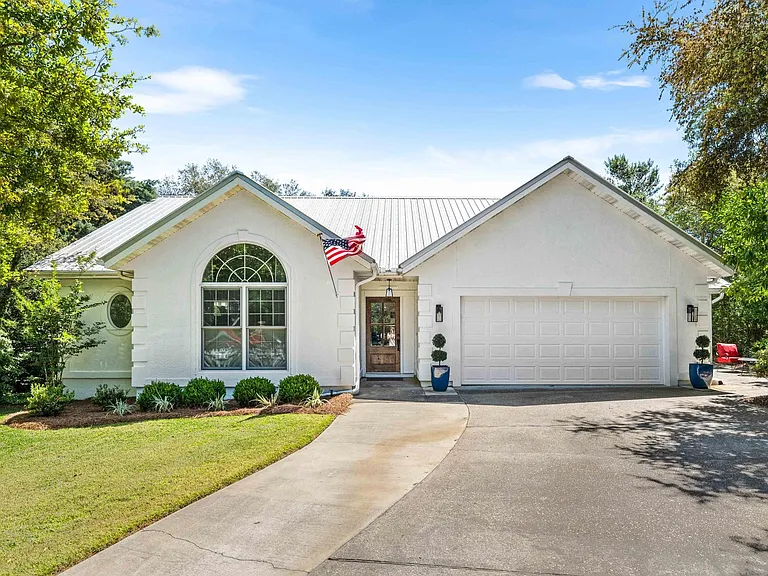 220 Seabreeze Cir — Photo 3