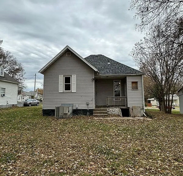 1112 E Locust St — Photo 17