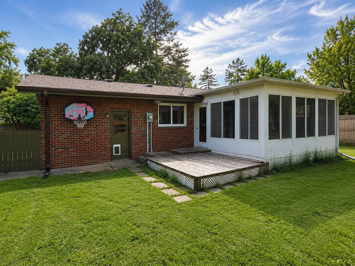 1426 Maxwell Ave — Photo 2