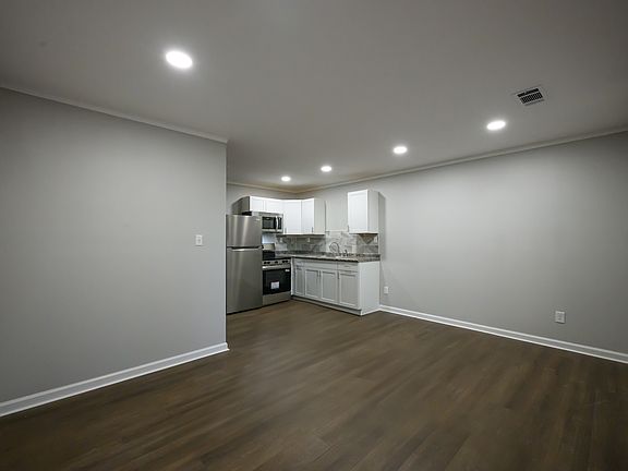 4th image of 165 E Charles St