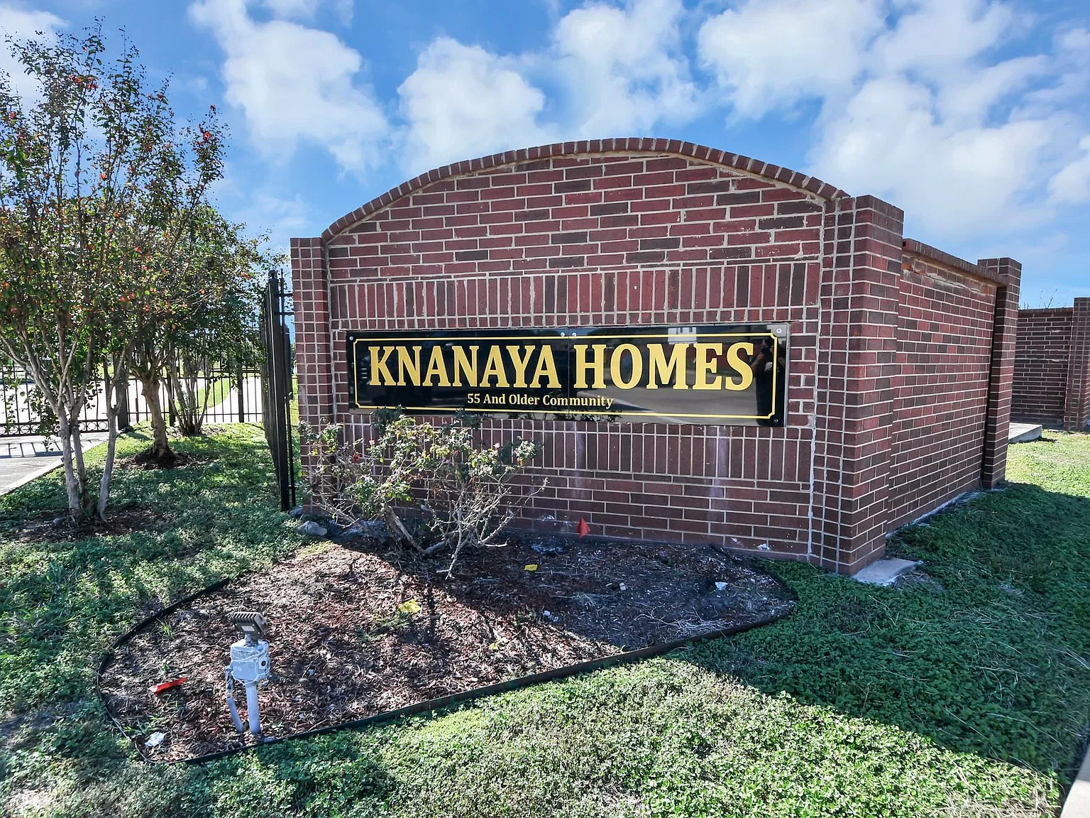 3 bed, 2.5 bath, 2271 sqft, $2,300 — Photo 2
