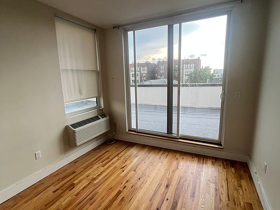 2nd image of 2779 University Ave #4C