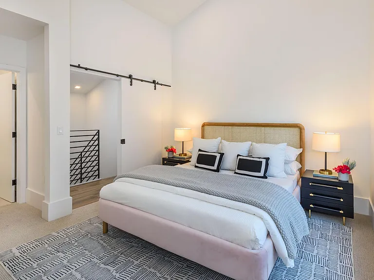 1288 Howard St #330 — Photo 16