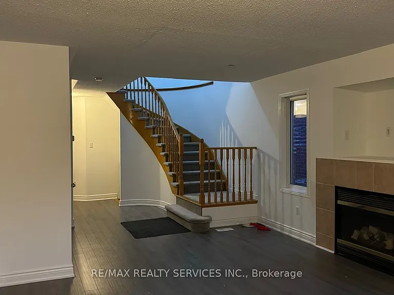 44 Saintsbury Cres — Photo 2