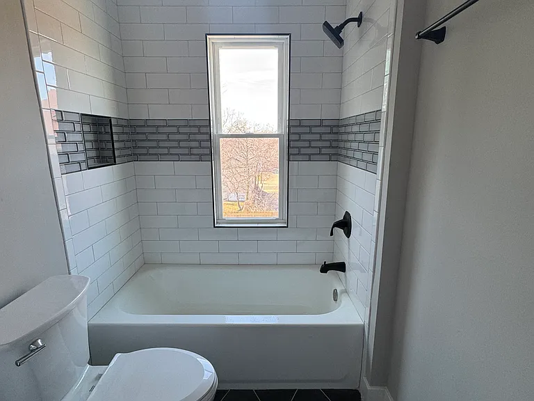 (2nd floor) Hallway bathroom