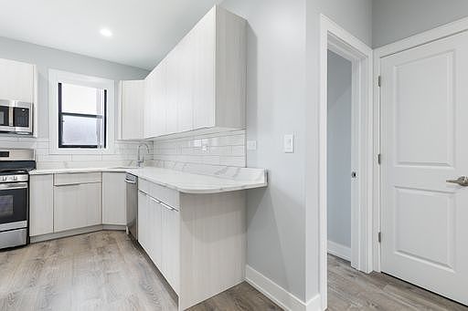 3rd image of 7624 N Eastlake Ter APT 3W