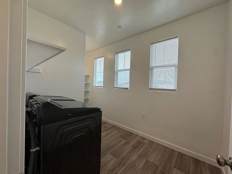 997 W Pioneer Dr — Photo 32