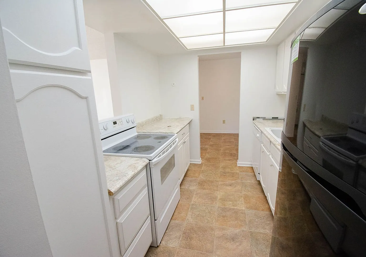Convenient Ground-Level Condo Near West Circle — Photo 2