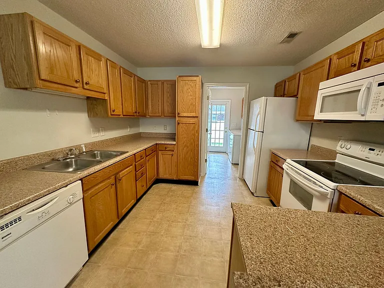 2290 Dartmouth Dr — Photo 4