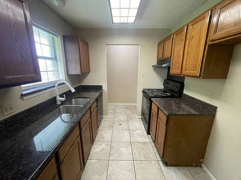 821 Loganwood Dr — Photo 14