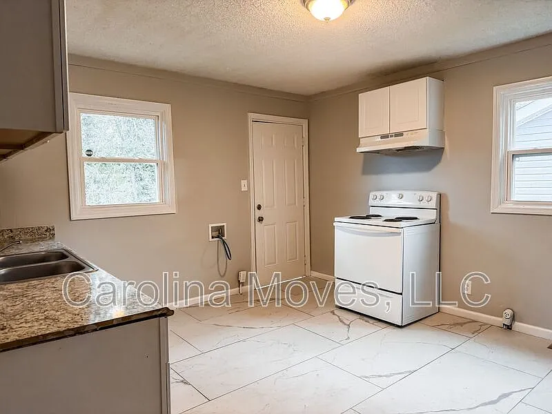 2 bed, 1.0 bath, $995 — Photo 4