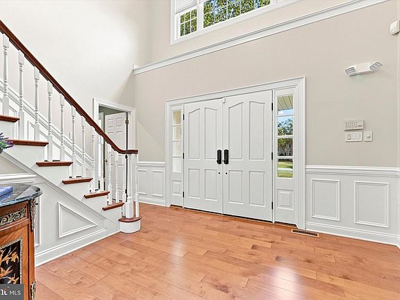 3rd image of 135 Burgundy Cir