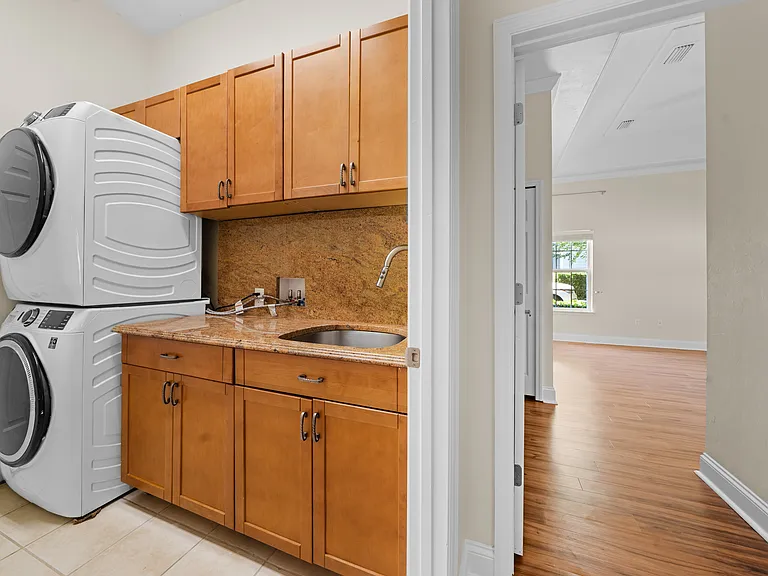 10538 Palmetto Blvd — Photo 31