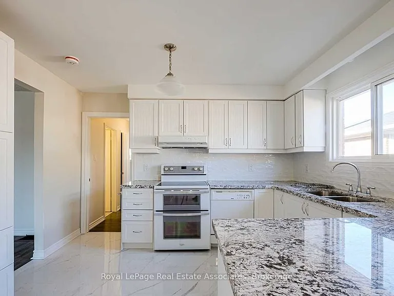 2393 Whaley Dr #UPPER — Photo 2