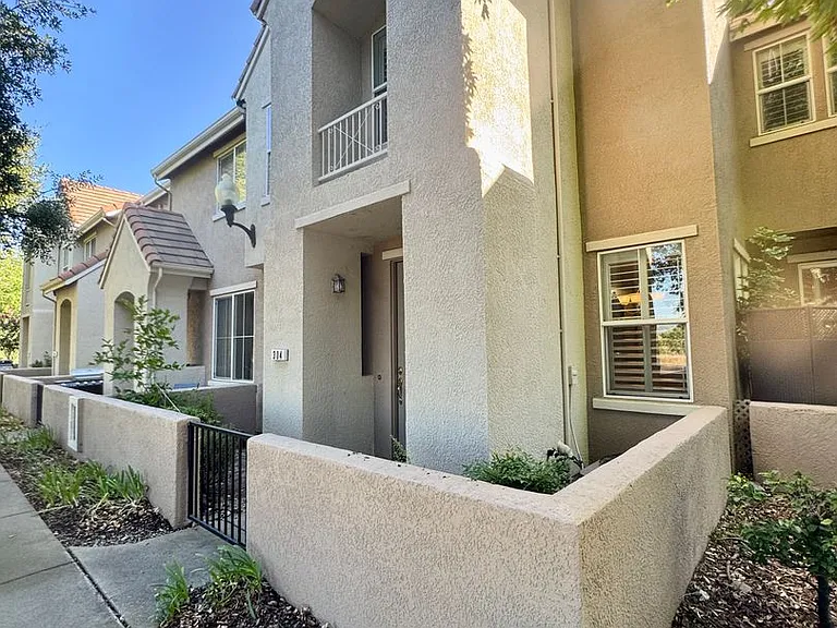 304 Esplanade Cir — Photo 40