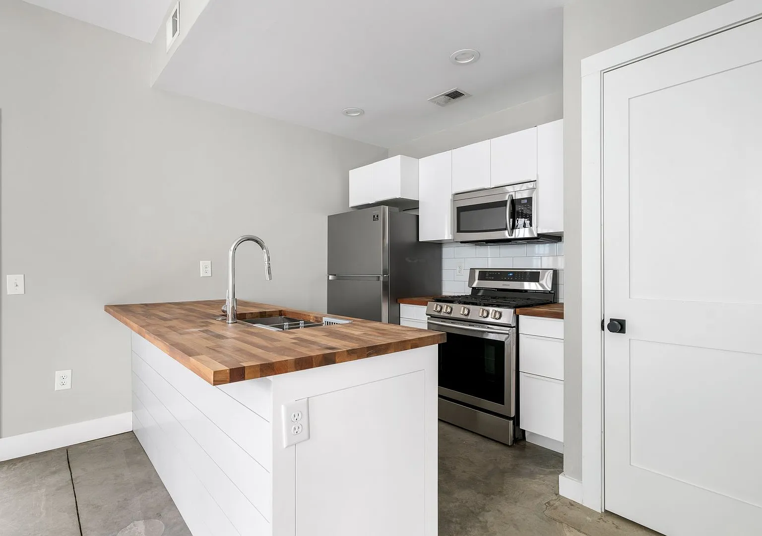 195 Smith Street, Unit B — Photo 2