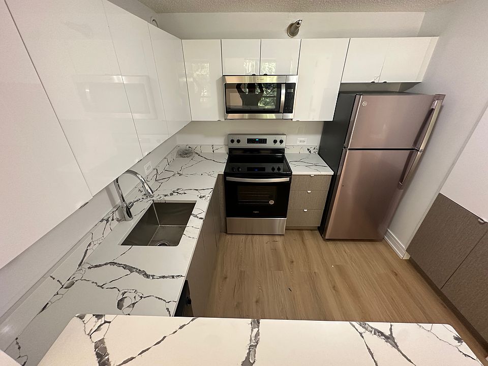 1st image of 1005 N Lasalle St #305