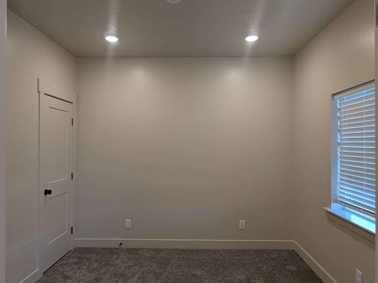 150 E 700 N #11 — Photo 8