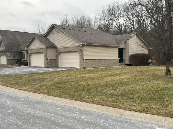 17465 Ava Ct, New Boston, MI 48164