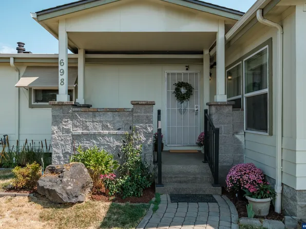 698 Royalty Cir NE, Salem, OR 97301