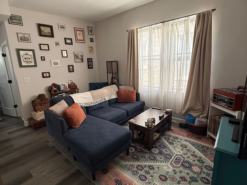 1st image of 948 N Damen Ave APT 3R