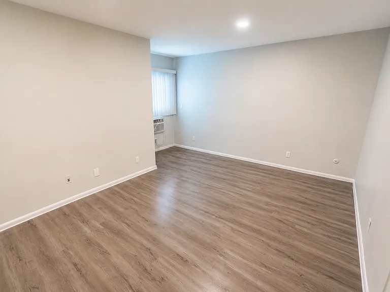 1635 North Martel Avenue — Photo 29