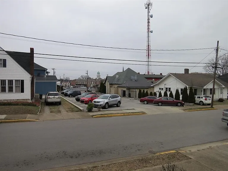 1048 Elm St — Photo 4