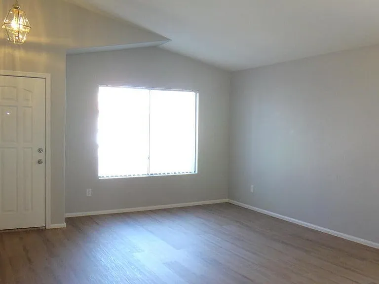 12425 W Missouri Ave — Photo 6