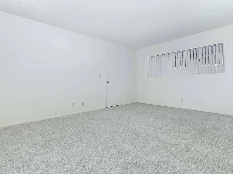 Emerald West Apartments — Photo 25