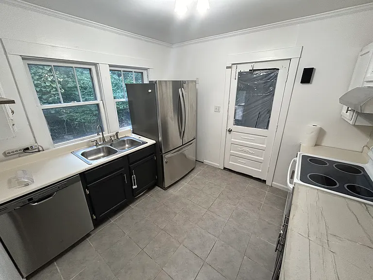 1525 W College Ter — Photo 5