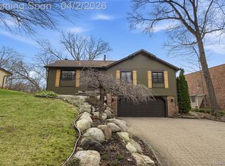 1929 Ridge Rd, White Lake, MI 48383