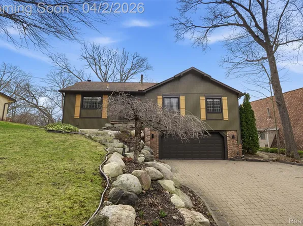 1929 Ridge Rd, White Lake, MI 48383