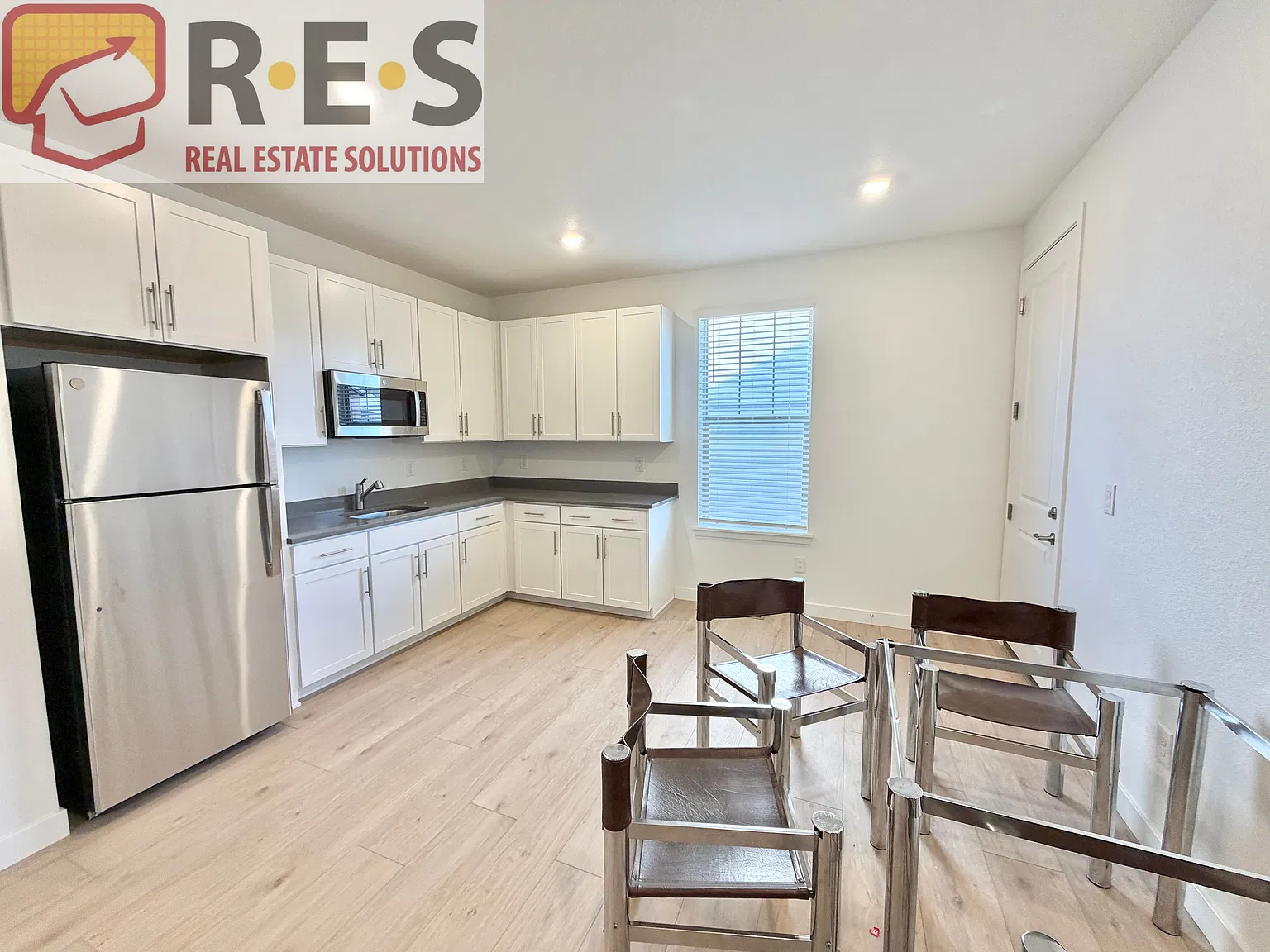 1 bed, 1000 sqft, $2,270 — Photo 3